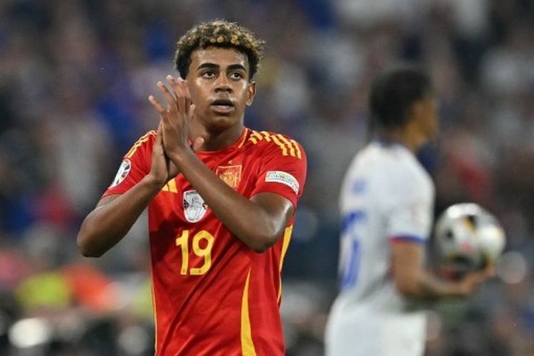 Penyerang Spanyol, Lamine Yamal, menyapa penggemar saat digantikan dalam semifinal Euro 2024 antara Spanyol vs Perancis pada 9 Juli 2024.